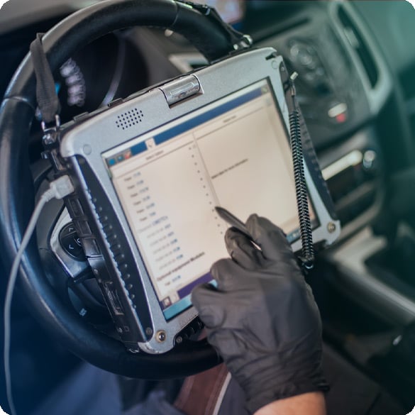 Automobile_computer_tablet_diagnosis_585x585